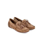 Mocasines de gamuza color marrón, con diseño de flecos en el talón y detalle de lazo con borlas en el empeine.