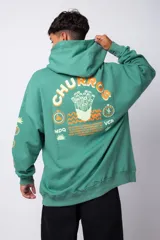 Buzo canguro gris claro de corte oversize, con capucha y cordones negros con letras blancas. Presenta un bolsillo tipo canguro y un estampado pequeño en el pecho y otro en la manga.