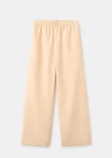 Pantalón de lino color beige, de diseño recto y largo con tiro medio, dos bolsillos laterales y cintura ajustable.