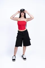 Corset fucsia con ballenas verticales y escote recto.