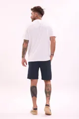 Bermuda tipo chino color azul marino, de corte recto y largo hasta la mitad del muslo.