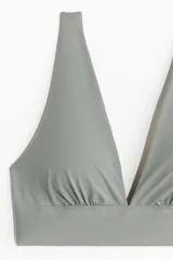 Soutien suave de microfibra color gris con breteles ajustables y copas con relleno extraíble que moldean el busto y proporcionan una buena sujeción. Ribete elástico en el bajo. Sin cierre.