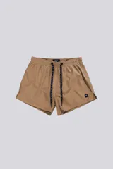 Short de baño de microfibra de secado rápido, color beige, con cintura elástica y cordón ajustable con logo impreso. Incluye malla interna y un bolsillo trasero.