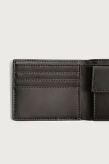 Billetera combinada en tonos marrones, con cuerpo de gamuza y detalle de cuero liso en la base.