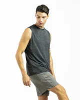 Musculosa deportiva de hombre, color gris oscuro jaspeado, con cuello redondo y corte sin mangas.