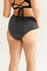 Bombacha de baño de tiro alto color marrón, confeccionada en lycra con efecto lurex.