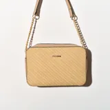 Bandolera color beige con diseño tejido en el frente, correa de cuero sintético y cadena dorada.
