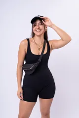 Catsuit azul marino de lycra con corte ajustado, escote redondo y short.