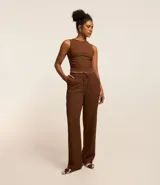 Pantalón marrón de poliéster y elastano, corte recto, cintura elástica con cordón y textura.