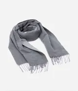 Bufanda masculina de punto doble faz, con diseño liso y flecos en los extremos.