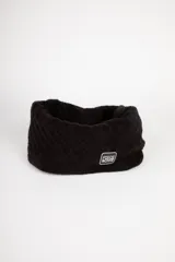 Cuello negro de lana con textura acanalada y logo de la marca en etiqueta cosida.