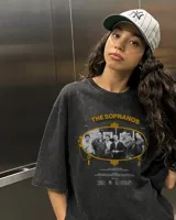 Remera oversize marrón con efecto lavado, manga corta y estampa frontal en blanco y negro de la serie The Sopranos.