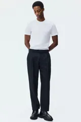 Remera blanca de manga corta con cuello redondo, confeccionada en algodón pima de punto suave y corte ajustado (slim fit).