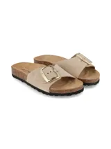 Sandalias Hush Puppies de cuero gamuzado en color taupe, con tira ancha ajustable mediante una hebilla metálica dorada grande. Poseen una plantilla anatómica revestida en corcho y una suela de goma texturizada en color negro.