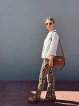 Sandalias de cuero color marrón con plataforma y pulsera al tobillo.