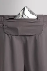 Pantalones cortos de running confeccionados en tejido técnico ligero y elástico, con malla interior. Presentan cintura elástica ajustable con cordón, bolsillo trasero con cierre y aberturas laterales en el bajo.