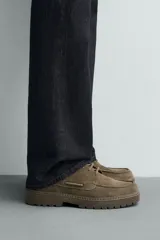 Zapato tipo náutico color verde oliva. Capellada de cuero serraje, con cordones y suela track. Marca Mango Man.