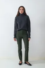 Pantalón recto cropped de tiro medio y fit slim color verde militar, confeccionado en tejido elástico, con cierre frontal oculto y sin bolsillos visibles.