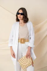 Blazer italiano de lino blanco, corte suelto, con bolsillos delanteros y cierre con un botón. Diseño oversize.