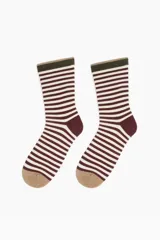 Medias de caña media con diseño de rayas horizontales en color verde y crema, con puntera y talón en contraste azul y detalle de franja naranja en el puño.