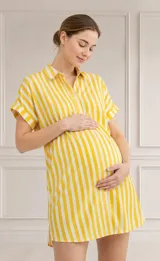 Camisa maternal de corte holgado y manga corta, confeccionada en viscosa suave con estampado de círculos azules sobre fondo blanco. Presenta cuello clásico y bolsillos frontales.