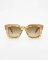 Anteojos de sol con armazón cuadrado de acetato en tono beige con efecto marmolado y cristales degradados en color marrón.