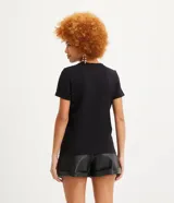 Remera tipo t-shirt de algodón, color beige claro, con cuello redondo y mangas cortas dobladas.