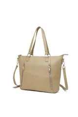 Bolso tipo shopper color beige, con diseño de doble bolsillo frontal con cierre metálico y logo de la marca grabado verticalmente. Cuenta con doble asa de hombro y correa larga ajustable y extraíble.