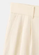 Pantalón de corte recto y tiro regular, con diseño ligero de pinzas en la cintura y bolsillos laterales.