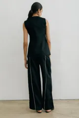 Pantalón blanco de lino, corte recto con detalle de costuras verticales en color negro.