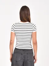 Remera de corte ajustado y manga corta, con diseño de rayas horizontales negras sobre fondo blanco y cuello redondo.