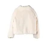 Campera de piel sintética color crudo, con cuello alto y cierre frontal completo.