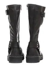 Bota de caña alta confeccionada en cuero vacuno encerado, con diseño de estilo biker. Presenta detalles de hebillas metálicas niqueladas en la caña y cierre lateral. Cuenta con suela de cuero artesanal y forrería vacuna en su interior.