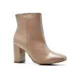 Bota corta de charol negro con punta redondeada y taco cuadrado.