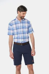 Bermuda cargo color beige con bolsillos laterales y traseros. Se ajusta a la cintura con cinturón de cuero marrón.