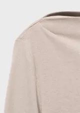 Camiseta entallada de manga larga en color beige, con elegante cuello barco y diseño liso.