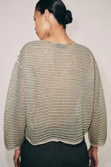 Sweater de punto fino color beige con finas rayas horizontales negras, cuello redondo y manga larga.