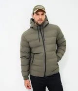 Campera puffer deportiva color verde militar, sin costuras, con capucha ajustable por cordón, bolsillos laterales con cierre y cierre frontal por cremallera.