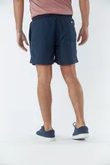 Short de baño liso color salmón, con cintura elástica ajustable mediante cordón, dos bolsillos laterales y un bolsillo posterior.