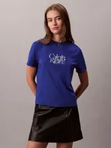 Remera de manga corta Calvin Klein color azul, con cuello redondo y estampado del logo script de la marca en blanco en el pecho.