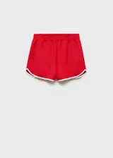 Short deportivo de corte recto, color rojo con ribetes blancos en contraste en los bordes inferiores. Cuenta con cintura elástica y bolsillos laterales.