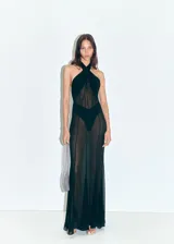Vestido largo negro de gasa semitransparente, con cuello halter cruzado, diseño recto y forro interior.