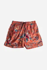Short de baño de secado rápido con estampado floral sobre fondo azul. Cuenta con cintura elástica con cordón ajustable, bolsillos laterales y logo aplicado en goma.