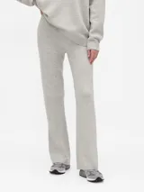 Pantalón de punto de corte recto y holgado, con cintura elástica y textura suave.