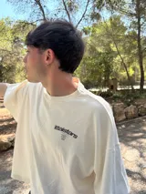 Remera negra de algodón con estampado blanco en la espalda con el logo de la marca y la frase "European Tour by Ittai Stars Company".