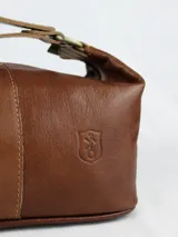 Necessaire de cuero verde con detalles en cuero marrón, cuenta con una manija superior y cierre superior.