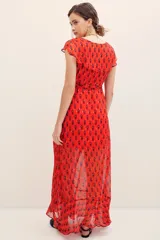 Vestido midi rojo con estampado geométrico, escote en V y mangas cortas con volados.
