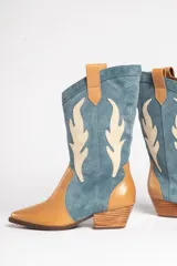 Bota estilo texana de gamuza color marrón, con diseño de apliques en forma de llamas en color crema y taco de madera.