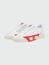 Zapatillas Diesel modelo S-Verse de corte bajo, confeccionadas en lona blanca con efecto desgastado y bordes deshilachados. Presentan puntera de goma reforzada en color crema, suela de goma con detalle gráfico en rojo y logo de la marca en la lengüeta.