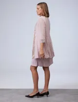 Conjunto de fiesta marca RM Richards, compuesto por vestido corto azul marino de seda fría con apliques bordados y chaqueta de seda fría con apliques bordados y mangas de microtul. El vestido tiene corte recto y largo a la rodilla. La chaqueta es abierta, con mangas 3/4 y largo a la cadera. El conjunto tiene forro interno a tono.